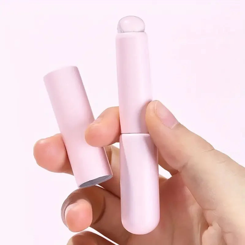 New color silicone lip brush with cover is suitable for concealer