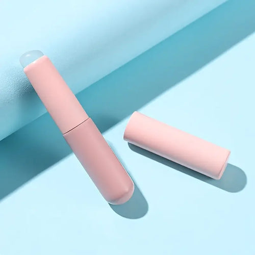 New color silicone lip brush with cover is suitable for concealer