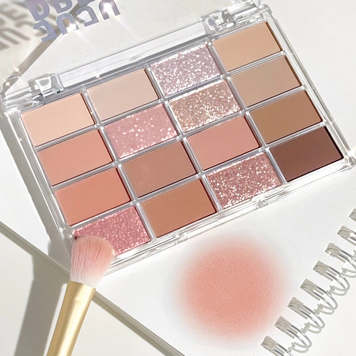 Love the 16-color eye shadow plate, pearlescent matte lying silkworm,