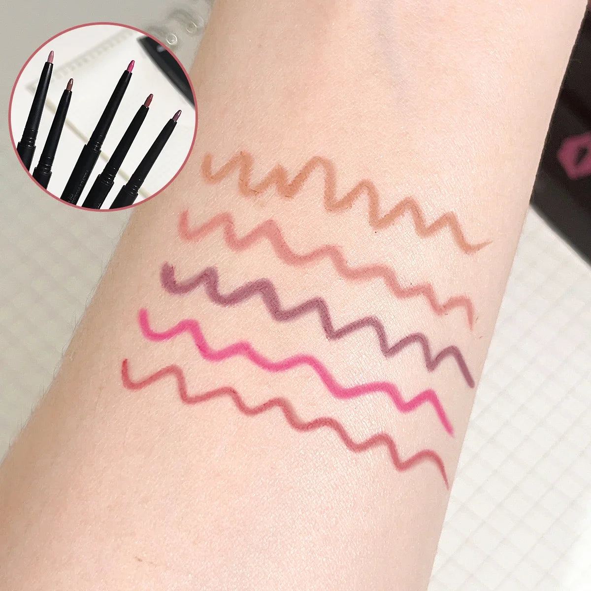 Lip liner, lip brush, lip pencil, one-piece outline, three-dimensional