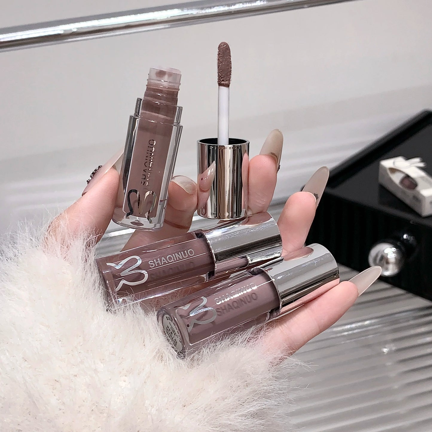 SHAQINUO Water Light Mirror Lip Gloss Lasting Moisturizing Cool Black