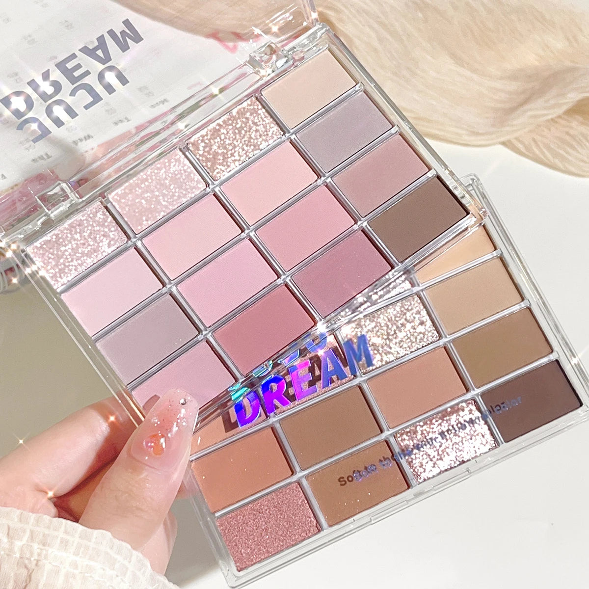 Love the 16-color eye shadow plate, pearlescent matte lying silkworm,